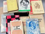 un grand nombre de livres empilés les uns sur les autres