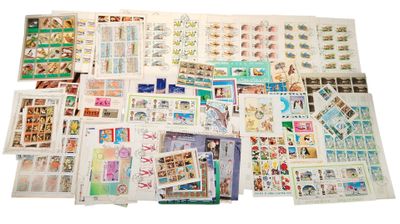 de nombreux types de timbres différents et des timbres posés sur la table