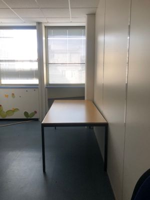 une longue table au milieu d'une pièce vide