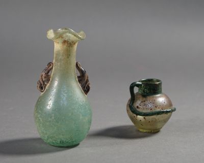 Petit VASE en verre soufflé irisé, le col évasé et pincé, les anses en