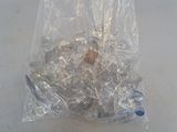 un sac rempli de bouteilles en plastique posé par terre