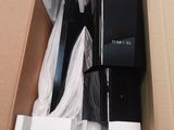 une boîte contenant une télécommande et d'autres objets
