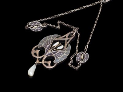collier en argent avec un pendentif en forme de feuille et de perle sur fond noir