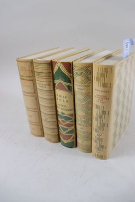 plusieurs livres sont empilés sur une surface blanche