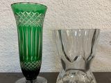deux vases posés sur une table l'un à côté de l'autre