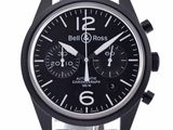 gros plan d'une montre-bracelet avec un cadran noir