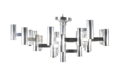 un grand lustre en métal et en verre