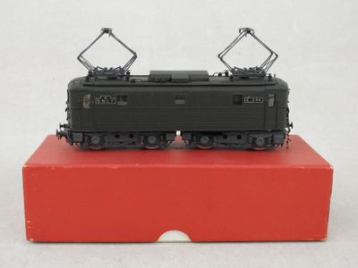 un train noir sur une case rouge sur un fond blanc