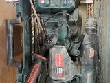 une boîte contenant des outils posée sur une table