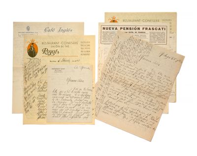 une pile de vieilles lettres et de vieux papiers empilés les uns sur les autres