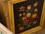 une photo d'une photo d'un vase de fleurs sur une table