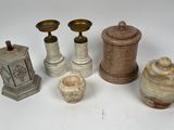 cinq types de vases différents posés sur une surface blanche