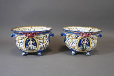 Gien, paire de cache pots en faïence reposant sur 4 pieds fe…