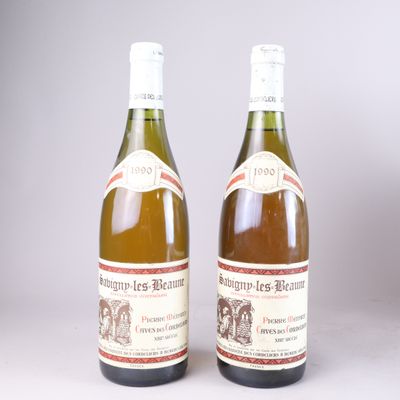 deux bouteilles de vin posées l'une à côté de l'autre sur une table