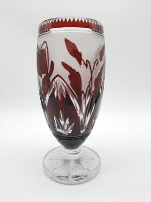 un verre à vin orné d'un motif rouge et blanc