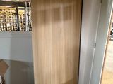 une boîte en carton posée par terre devant une porte