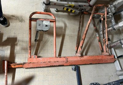 vue en plan d'une pièce avec des tuyaux, des tuyaux et une échelle