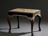 un petit tabouret en bois orné d'un motif floral