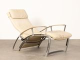 un fauteuil inclinable beige avec repose-pieds et repose-pieds
