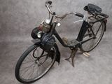un vélo garé par terre dans la pièce