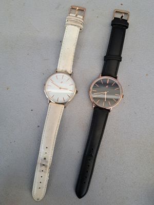 deux montres assises l'une à côté de l'autre sur une table