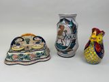 trois vases différents posés les uns à côté des autres sur une table