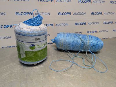 une pelote de fil bleu à côté d'une bobine de fil bleu