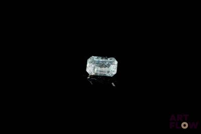 un gros plan d'un diamant dans l'obscurité, sur fond noir