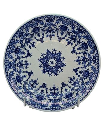 une assiette bleue et blanche ornée d'un motif floral