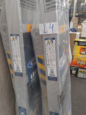 deux rouleaux de papier toilette par terre dans le magasin