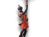 une image représentant la statue d'un homme tenant un lustre