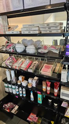 un présentoir de produits cosmétiques dans un magasin