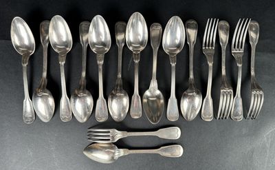 beaucoup de cuillères et de fourchettes en argent sur la table