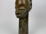 une image représentant une sculpture de tête de femme sur fond blanc