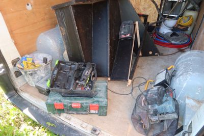 tout un tas d'outils à l'arrière d'une camionnette