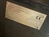 un gros plan d'un panneau apposé sur le flanc d'une machine