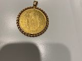 Une pièce d'or est représentée sur une surface blanche