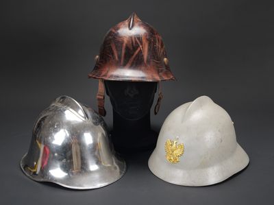 deux casques sont posés l'un à côté de l'autre sur une surface noire