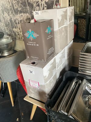 des boîtes et des casseroles empilées les unes sur les autres dans une pièce