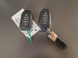 deux clés de voiture attachées à un porte-clés