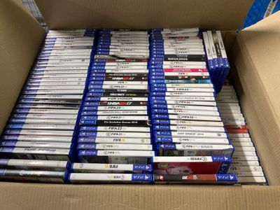 beaucoup de dvd dans une boîte sur la table