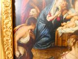 une photo d'un tableau représentant une crèche, dans un cadre doré