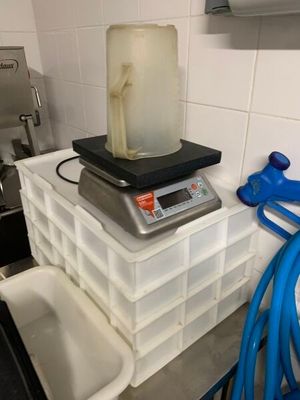 une image représentant une balance contenant un liquide
