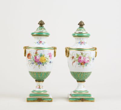 paire de vases anciens en porcelaine décorés de fleurs peintes