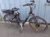 un vélo garé devant un bâtiment