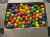 une boîte remplie de billes en plastique colorées
