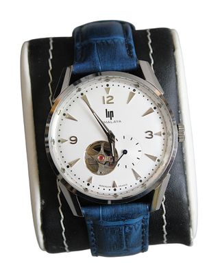 un gros plan d'une montre-bracelet avec un bracelet en cuir