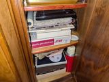 une armoire en bois sur laquelle sont posés de nombreux livres