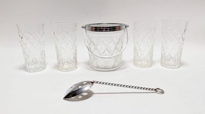 SUITE de 4 verres à orangeade en cristal taillé, à décor de …