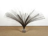 une sculpture en noir et blanc représentant une plante posée sur une table